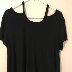 Simple black tee with cute shoulder cut outs ✨